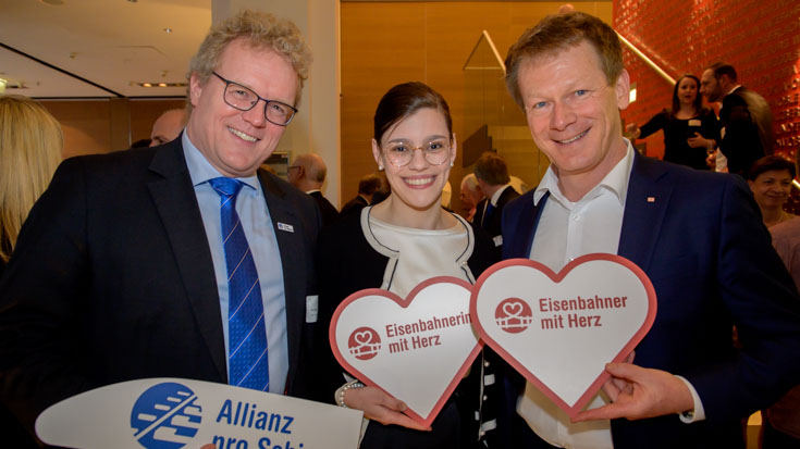 Dirk Flege, Geschäftsführer Allianz pro Schiene, mit Charlotte und Bahn-Chef Richard Lutz