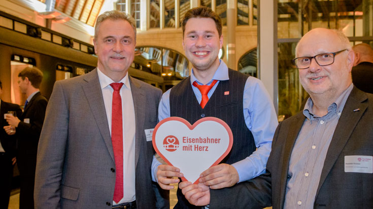 Zwei Gewerkschaftschefs vereint auf einem Foto mit Landessieger Shawn Glaeser (Mitte): Claus Weselsky, Bundesvorsitzender der GDL, und Alexander Kirchner, Vorsitzender der EVG