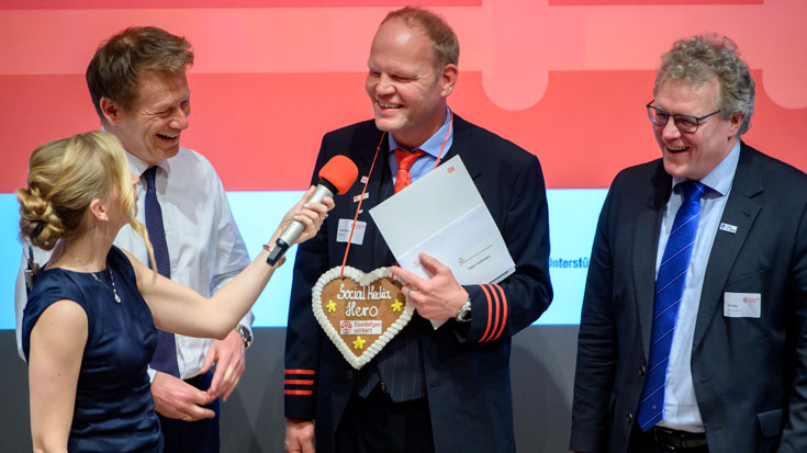 Für seine gute Laune lieben ihn die Fahrgäste – fröhlich auch auf der Bühne: Social Media Hero Peter Hohmann mit DB-Chef Richard Lutz, Moderatorin Janine Mehner und Dirk Flege, Geschäftsführer Allianz pro Schiene