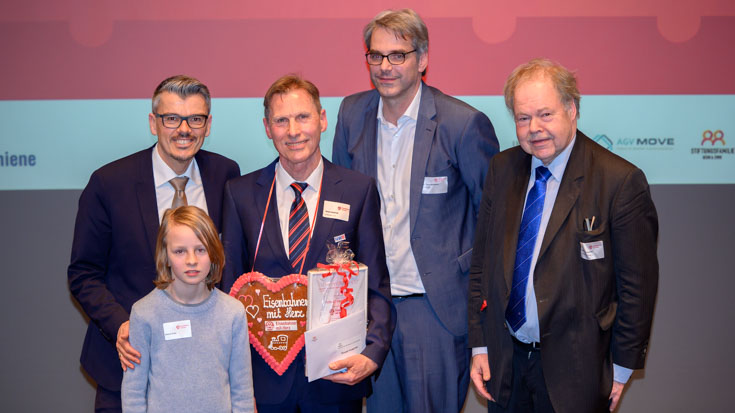 Bronze-Gewinner Ronald Kwapinksi (Mitte) mit Dominik, Markus J. Kuhn, Bereichsleiter bei der Stiftungsfamilie BSW & EWH, Transdev-Chef Tobias Heinemann und Jury-Mitglied Karl-Peter Naumann