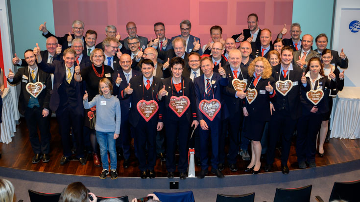 Fröhlicher Abschluss der Preisverleihung mit den Siegern, Sponsoren und vielen Gratulanten