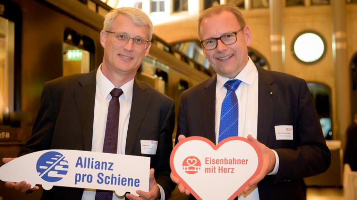 Stephan Sust (Verband der Sparda-Banken e.V.) mit Professor Frank Lademann vom Förderkreis der Allianz pro Schiene