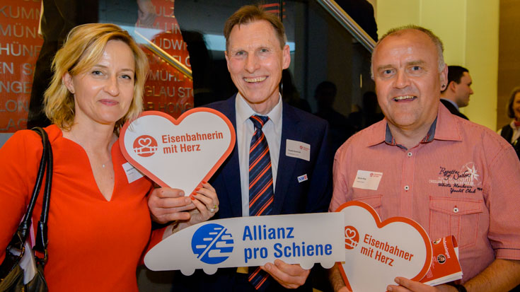 Barbara Reinhard, Transdev-Pressesprecherin, mit Bronze-Gewinner Ronald Kwapinski und Martin Kling