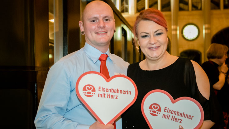 Benjamin Ritter, Triebfahrzeugführer bei National Express und Gewinner des Sonderpreises, mit Sandra Menzel