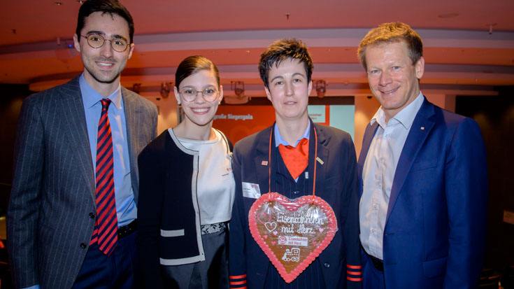 Bundessiegern Mareen Harder zeigt ihr Gewinner-Herz – Alexander Gabor, Charlotte und Richard Lutz freuen sich mit