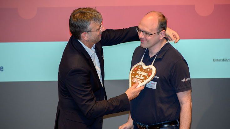 Die Jury überreicht dem Sachsener Landessieger Jan Krehl von railmen das Sieger-Herz