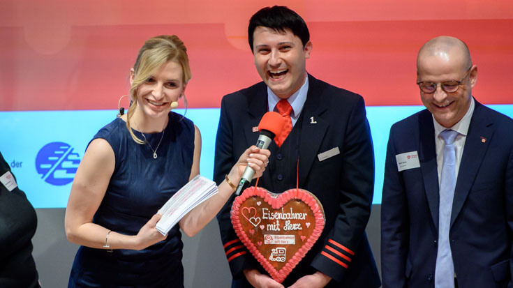 Pure Freude bei Silber-Gewinner Alexander Pojonie, befragt von Moderatorin Janine Mehner, rechts Martin Seiler, Vorstand Personal und Recht Deutsche Bahn AG