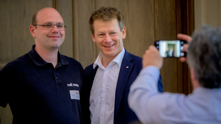 Zeit für Fotoaufnahmen: Jahn Krehl, Triebfahrzeugführer von railmen und Landessieger Sachsen, mit DB-Chef Richard Lutz