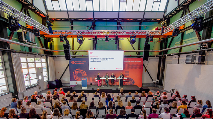 Ein solches Treffen mit so starker weiblicher Präsenz erlebt die Mobilitätsbranche nicht alle Tage: Am 8. und 9. Mai lang diskutierten auf der Konferenz „MINTeinander im digitalen Wandel – Mobilität braucht Frauen“ rund 170 Teilnehmerinnen und Teilnehmer.