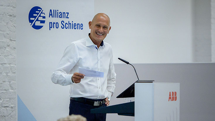 Manfred Fuhg, Leiter der Siemens Mobility GmbH in Deutschland, begrüßt die Fördermitglieder. Zum zweiten Mal kandidierte er als Förderkreissprecher der Allianz pro Schiene – und wurde einstimmig wiedergewählt.