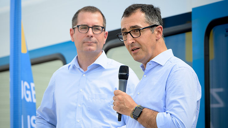 Cem Özdemir (Bündnis 90/ Die Grünen, Vorsitzender des Verkehrsausschusses) bedankt sich für die Einladung und betont die Relevanz der Schiene bei der Elektromobilität: „Bei der Schiene bekommt man die Zukunft der Mobilität live und zum Anfassen. Bei der Straße wird immer nur davon geredet, was bald kommen soll.“