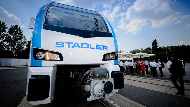 Innovative E-Mobilität: Verkehrsausschuss auf Sonderfahrt | Förderertreffen der Allianz pro Schiene und Fahrt im FLIRT Akku von Stadler