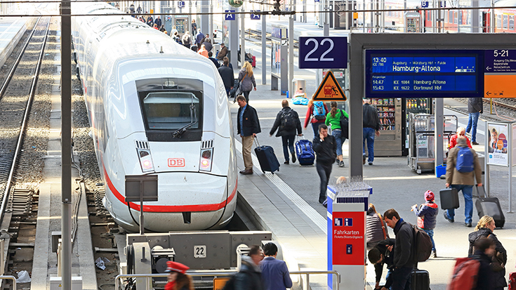Die Bevölkerung drängt auf eine steuerliche Entlastung bei Bahntickets. Eine überwältigende Mehrheit fordert die Absenkung der Mehrwertsteuer für Fernreisen mit dem Zug.