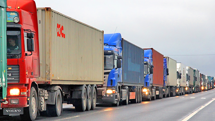 Lkw-Stau auf der Straße, Blockade in der Verkehrs- und Klimapolitik: Die Milliarden aus der Lkw-Maut dürfen nicht länger in den Bau von Autobahnen gelenkt werden.