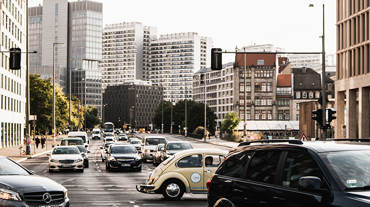 Dicht befahrene Kreuzung in Berlin.