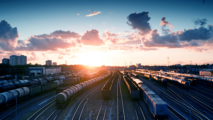 Gueterbahnhof mit Sonnenuntergang