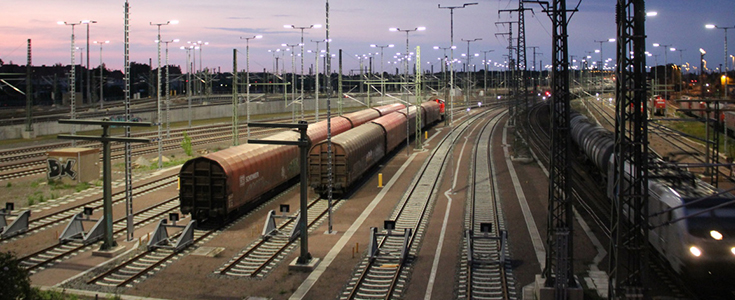 Güterwaggons in einem Rangierbahnhof