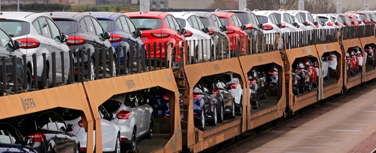 Mit dem Autozug verlassen die Wagen das Ford-Werk