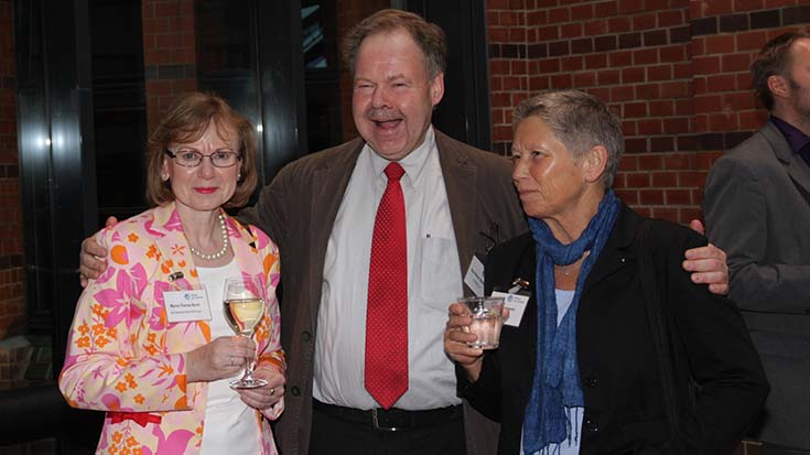 Geburtstagsfeier 10 Jahre Allianz pro Schiene 2010: Stoßen auf den runden Geburtstag der Schienenallianz an: Die Leiterin des Leiterin des Bundeseisenbahnvermögens Marie-Theres Nonn (links), Ehrenvorsitzender des Fahrgastverbandes Pro Bahn Karl-Peter Naumann (mitte) und Grünen-Vorsitzende Heidi Tischmann (rechts)