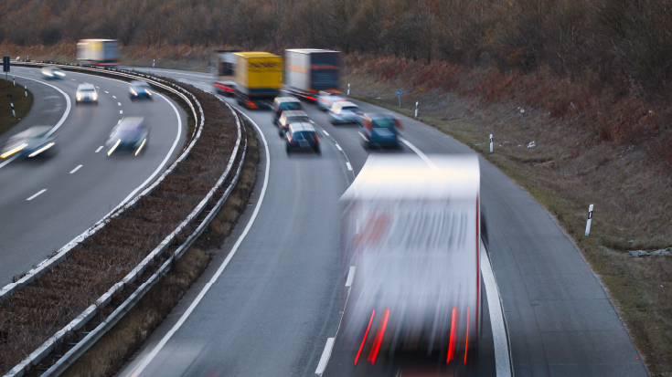 Umweltschädlich unterwegs: Lkw und Pkw ohne Klimaabgabe