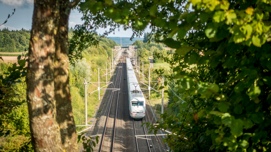 Schienenverkehr kann Elektromobilität und reduziert die Abhängigkeit vom Öl