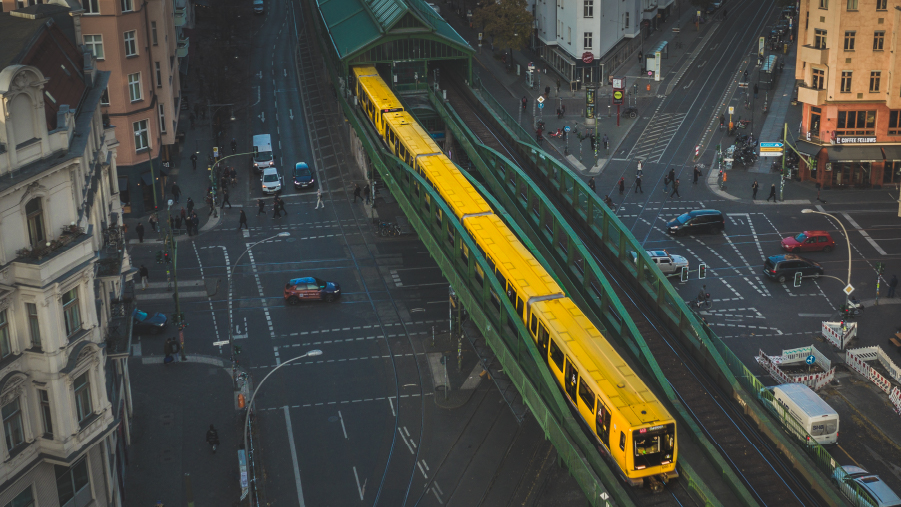 Schienenverkehr - die flächenschonende Lösung für Ballungsräume