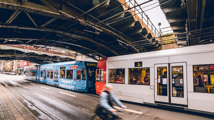 Mit Fahrrad und Bahn unterwegs. Die Verkehrswende kommt voran.