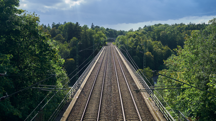 Elektrifizierte Bahngleisen