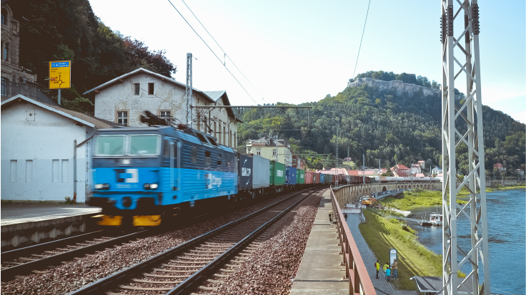 Ein Güterzug rollt durch das Elbtal.