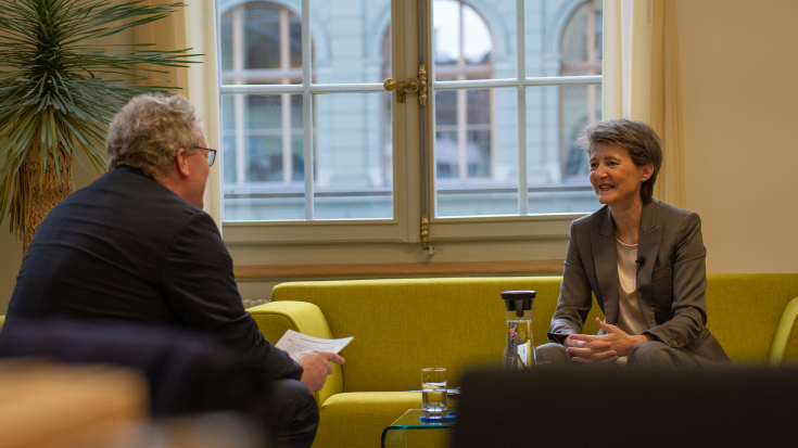 Verkehrsministerin Sommaruga im Gespräch mit Dirk Flege.