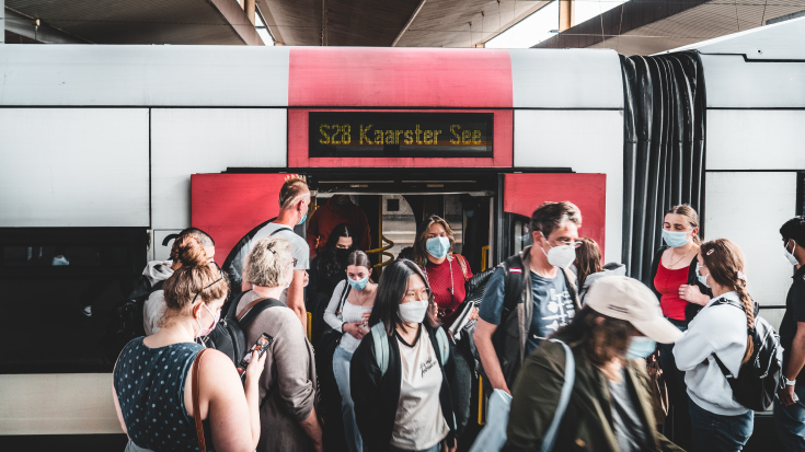 Pendlerinnen und Pendler im Berufsverkehr.