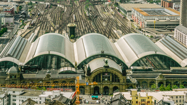 Der Frankfurter Hauptbahnhof steht exemplarisch für einen der Bahnhöfe, die als Knotenpunkt beim Deutschlandtakt im Mittelpunkt stehen.