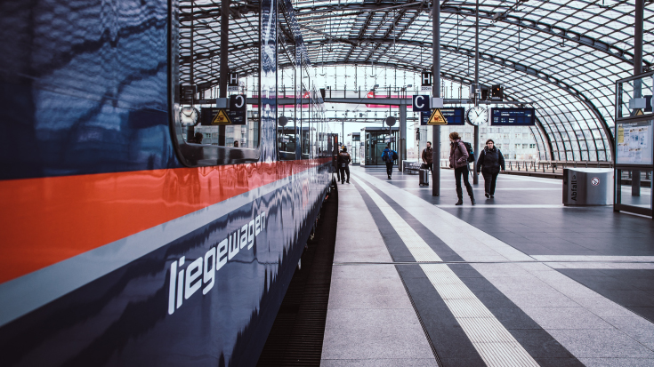 Ein Nachtzug der ÖBB im Hbf in Berlin.