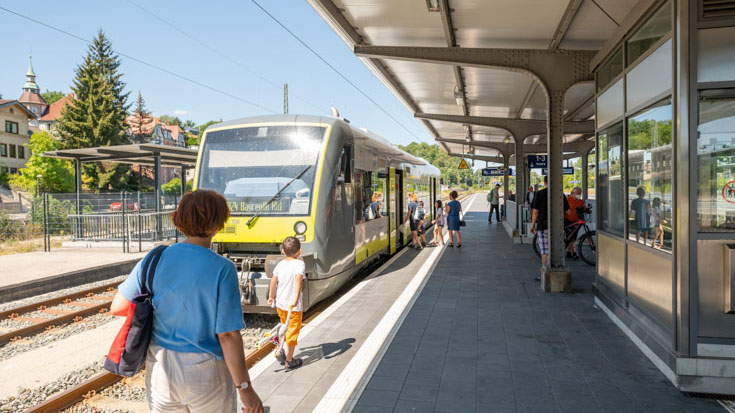 Menschen steigen im Bahnhof Coburg in eine Bahn ein.