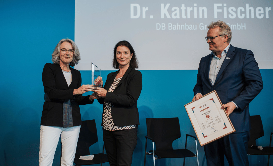 Staatssekretärin Susanne Henckel überreichte im Rahmen der InnoTrans den Clara Jaschke Innovationspreis an Dr. Katrin Fischer.