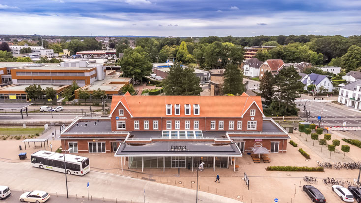 Der Bahnhof Nordhorn liegt im Zentrum der Stadt Nordhorn. Mit der Wiederaufnahme des Schienenpersonennahverkehrs im Jahre 2019 entwickelte sich der Bahnhof Nordhorn zur wichtigsten Mobilitätsdrehscheibe für die Stadt Nordhorn und auch für die Region.