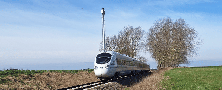 Neue Masten, die 5G Empfang an Bahnstrecken sicherstellen sollen.