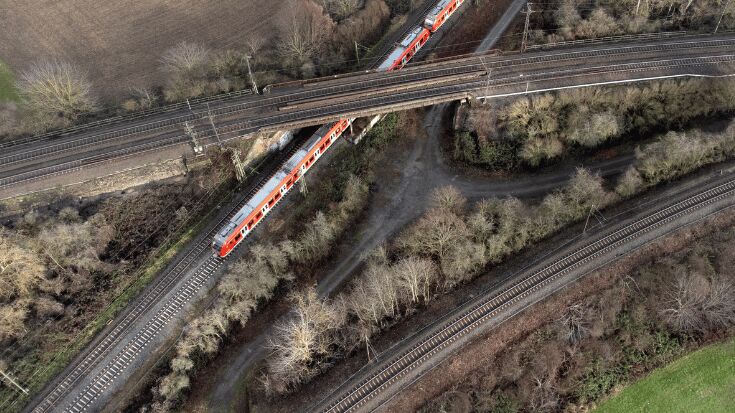 Artikelbild: Schienennetz und ein Zug von DB Regio