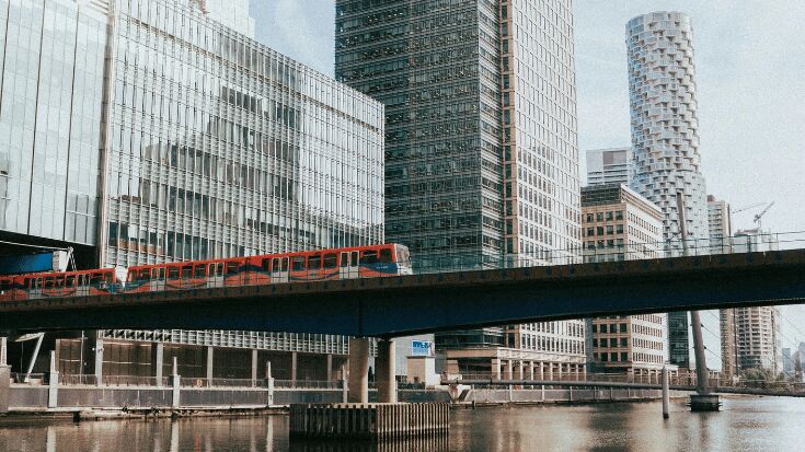 Ein DLR Zug in London, der vollautomatisch unterwegs ist.