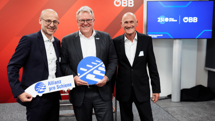 Der neue Förderkreissprecher der Allianz pro Schiene (l) Gerhard Greiter zusammen mit Dirk Flege und seinem Förderkreis-Vorgänger Manfred Fuhg