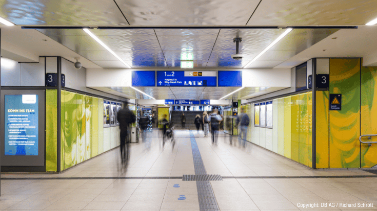 Die neu gestaltete Unterführung, durch die die Menschen zu den Gleisen kommen.