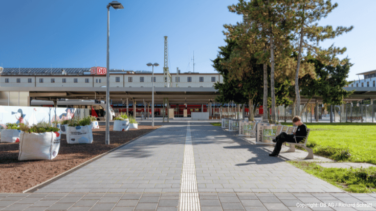 Zwischen den Gleisen gibt es am Magdeburger Hbf einen kleinen Park.