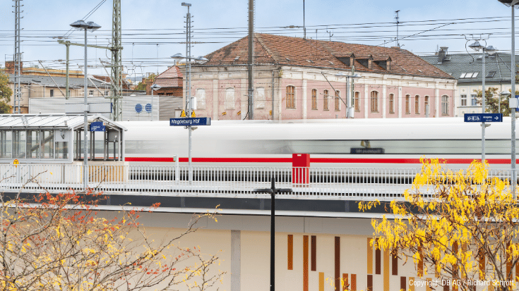 Ein ICE fährt durch den Magdeburger Hbf