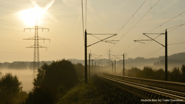Oberleitung, Gleise und Strommast im Herbst