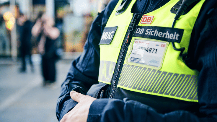 Ein Sicherheitsmitarbeiter der Deutschen Bahn im Close-Up.