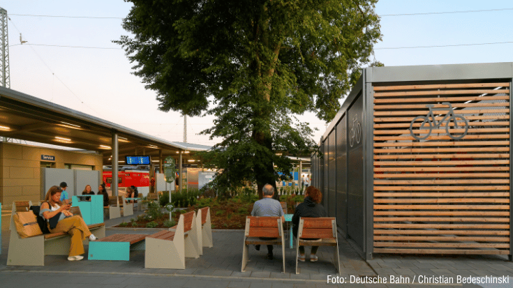 Wartebereich im Freien beim Bahnhof Ansbach
