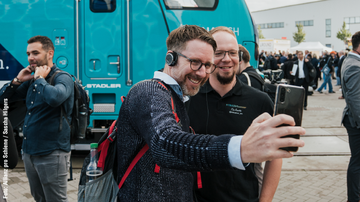 Die Trainfluencer Peterle Sky und Lokführer Tim machen ein Selfie auf der InnoTrans,