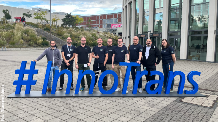 Die Trainfluencer posieren mit dem InnoTrans Schriftzug.