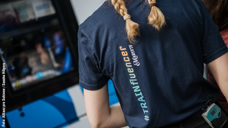 Die Rückseite von dem Trainfluencer-T-Shirt von Marie.