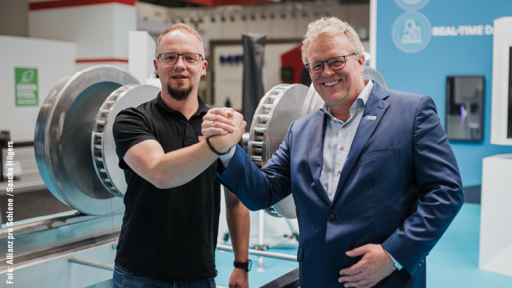 Lokführer Tim und Dirk Flege posieren für ein Foto auf der InnoTrans.